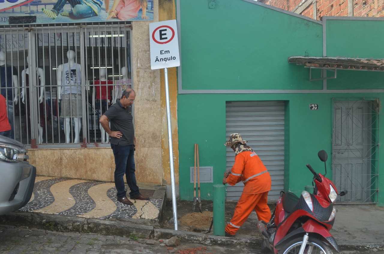 Primeiras placas de Sinalização já começam a ser instalada no centro de Camacã